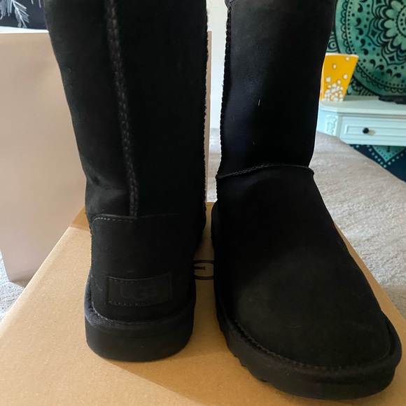 Brand New Christmas Uggs that are to small for me! - Picture 3 of 5